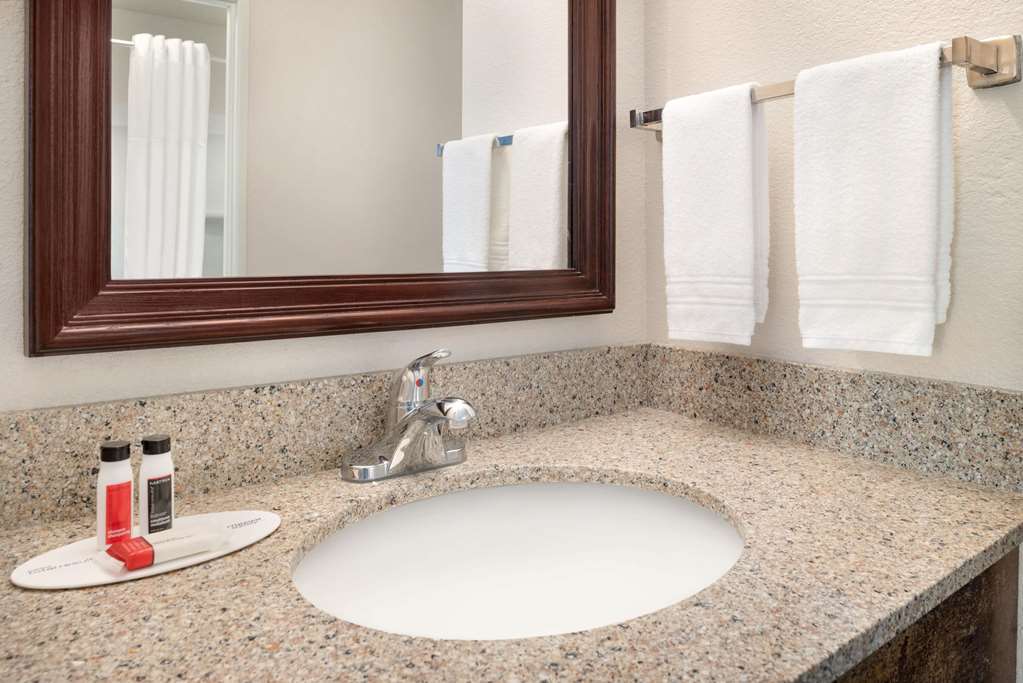 baymont inn and suites by wyndham swanton toledo airport