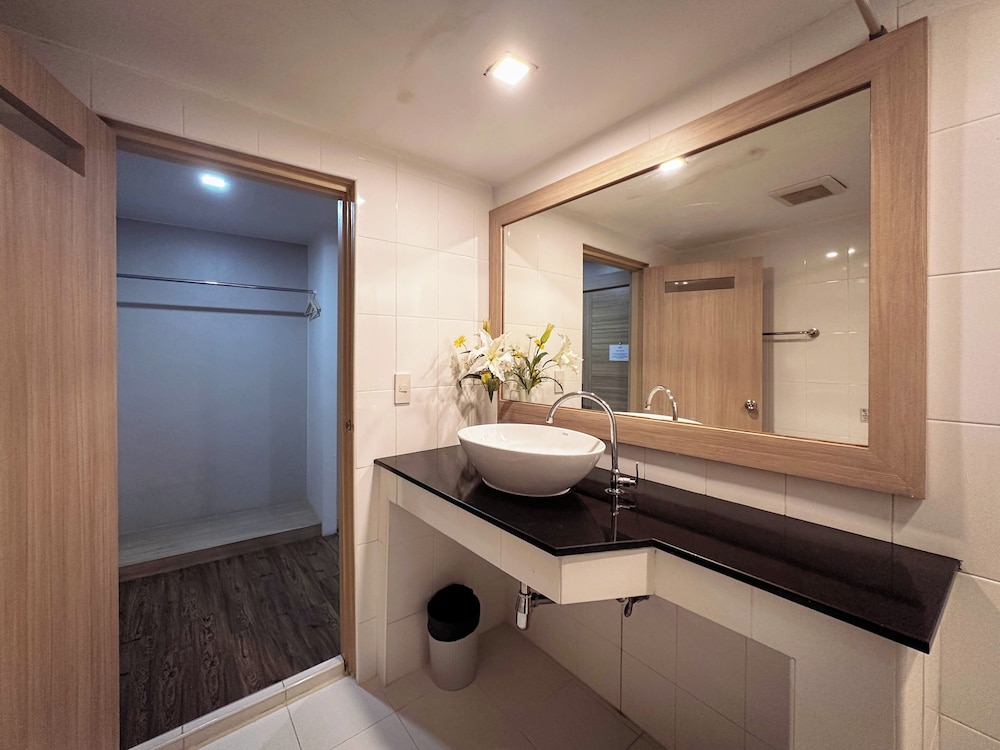 g boutique surawong bangkok