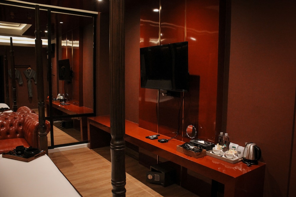 g boutique surawong bangkok