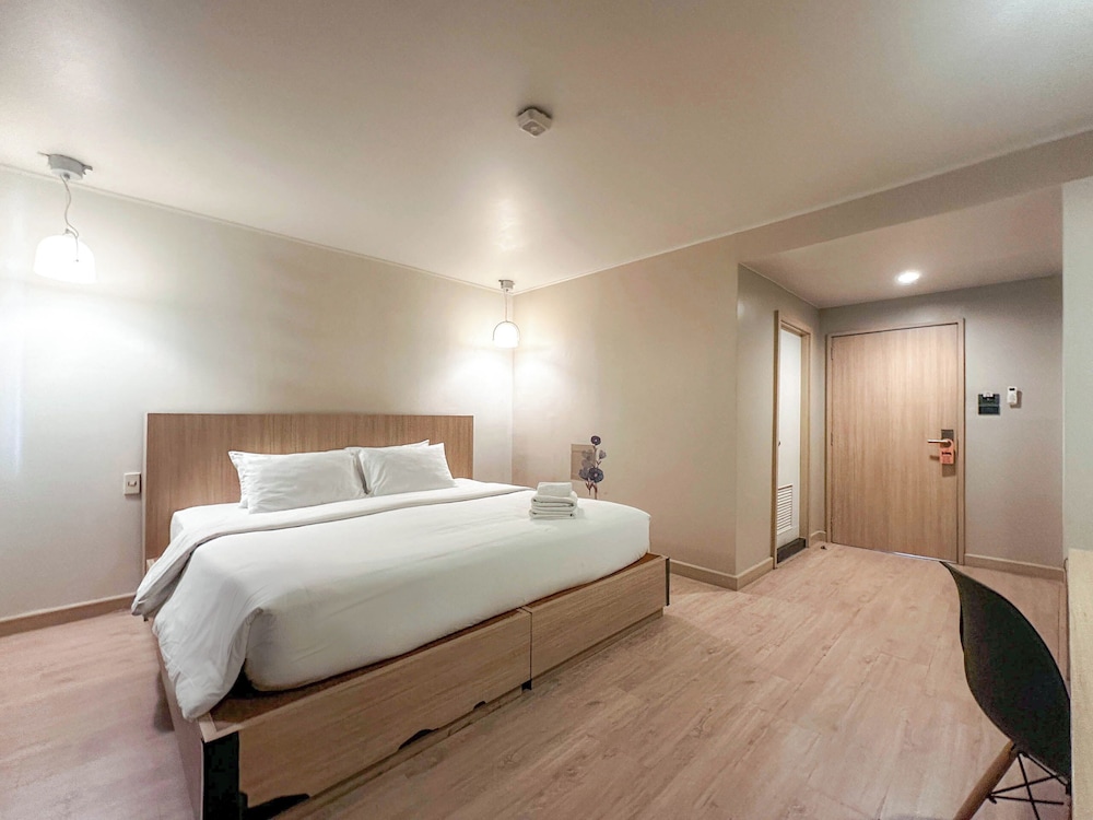 g boutique surawong bangkok
