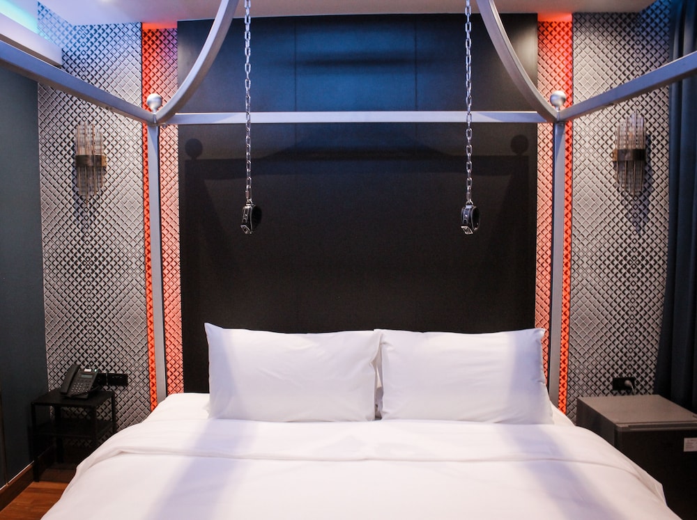 g boutique surawong bangkok