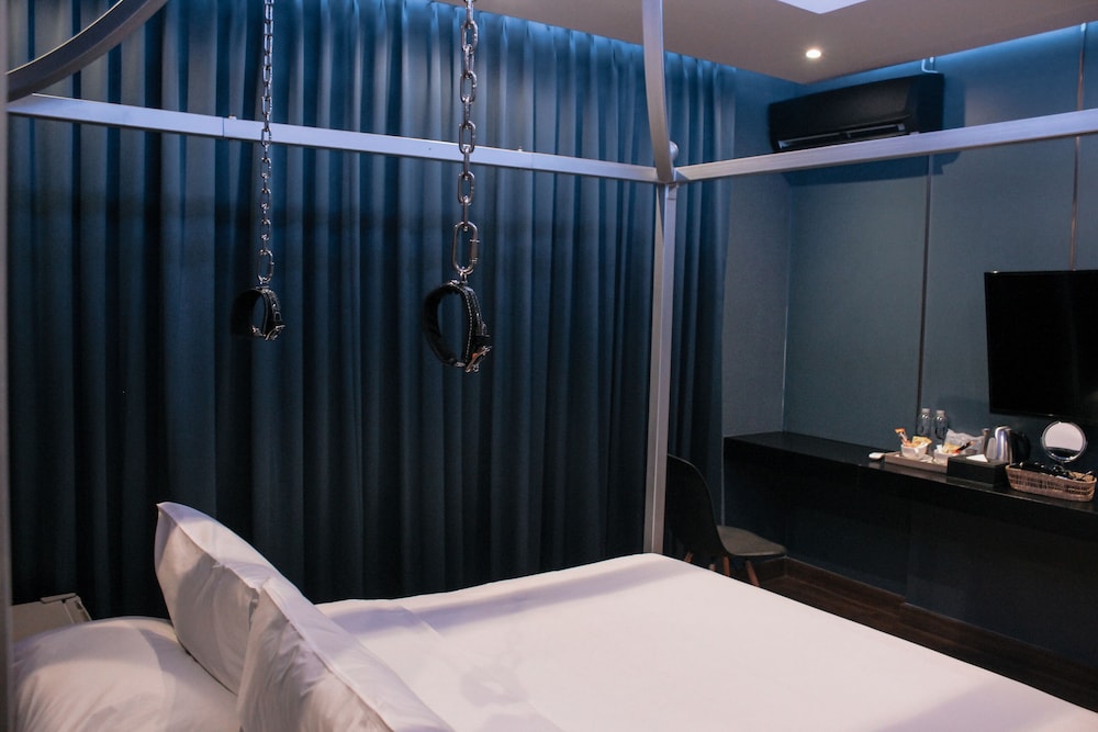 g boutique surawong bangkok