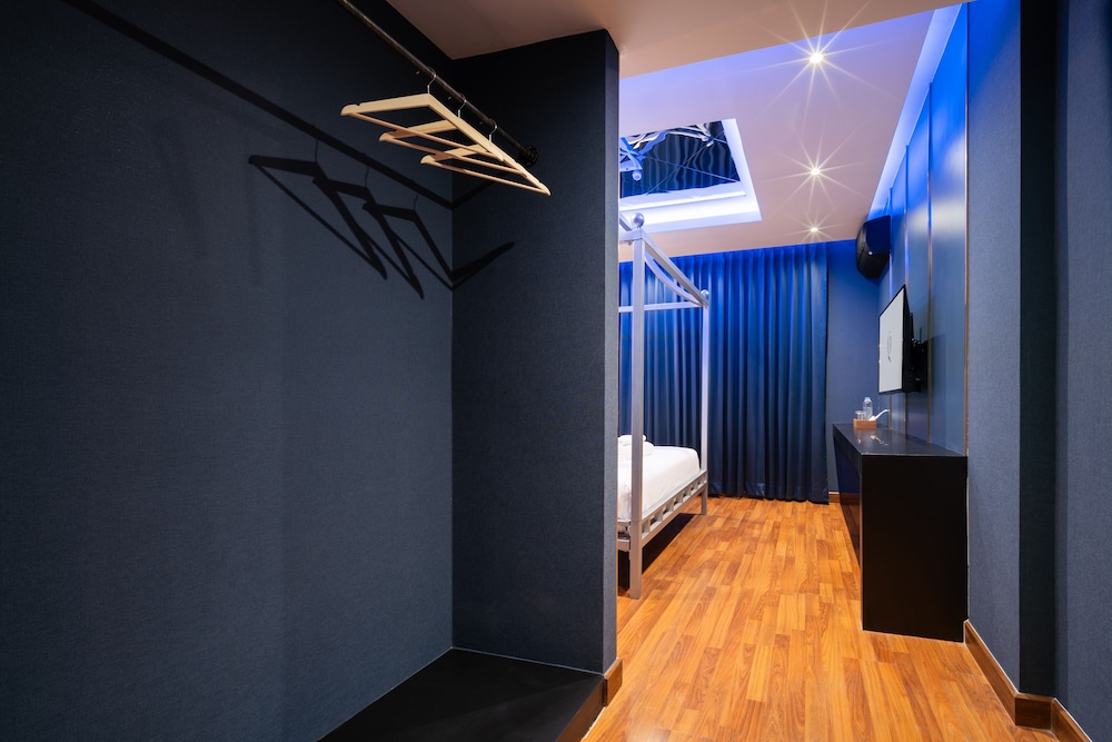 g boutique surawong bangkok