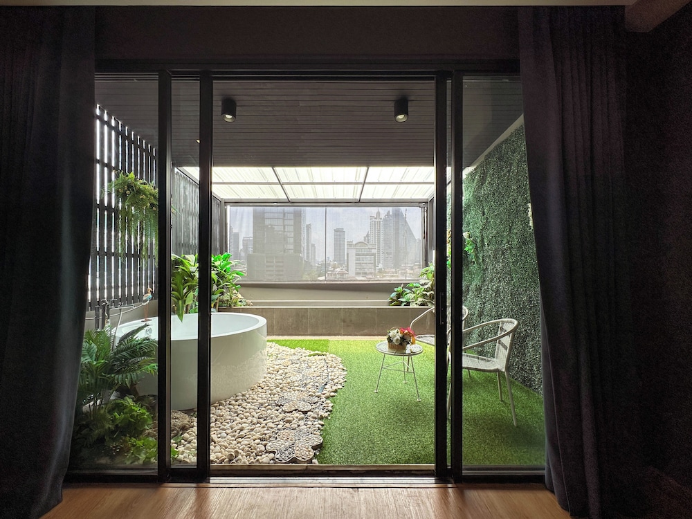 g boutique surawong bangkok