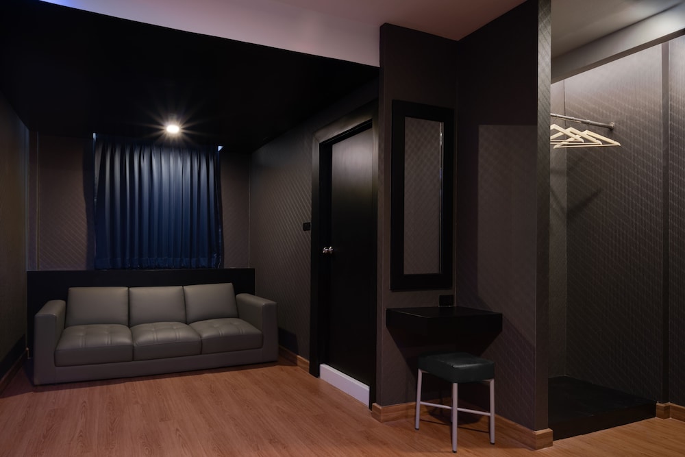 g boutique surawong bangkok