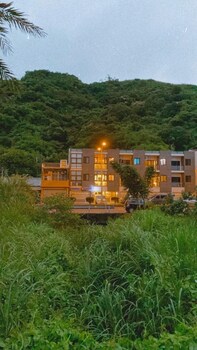 happienss sea surfing bandb