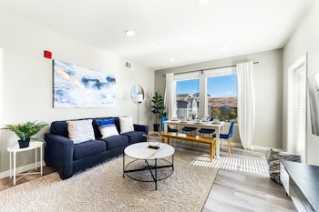 designer apt with jacuzzi pool mountain views