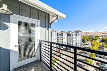 designer apt with jacuzzi pool mountain views