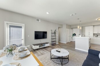 designer apt with jacuzzi pool mountain views