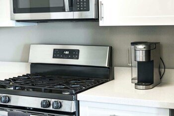 designer apt with jacuzzi pool mountain views