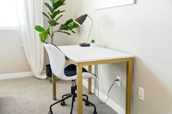 designer apt with jacuzzi pool mountain views