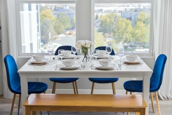 designer apt with jacuzzi pool mountain views