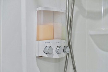 designer apt with jacuzzi pool mountain views