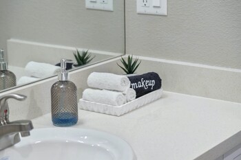 designer apt with jacuzzi pool mountain views