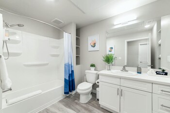 designer apt with jacuzzi pool mountain views