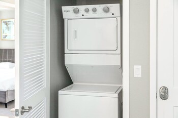 designer apt with jacuzzi pool mountain views