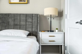 designer apt with jacuzzi pool mountain views