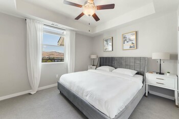 designer apt with jacuzzi pool mountain views