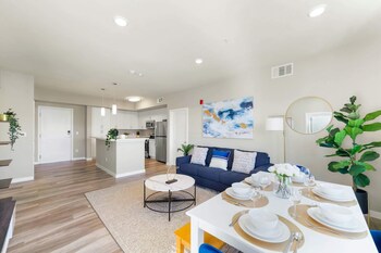 designer apt with jacuzzi pool mountain views