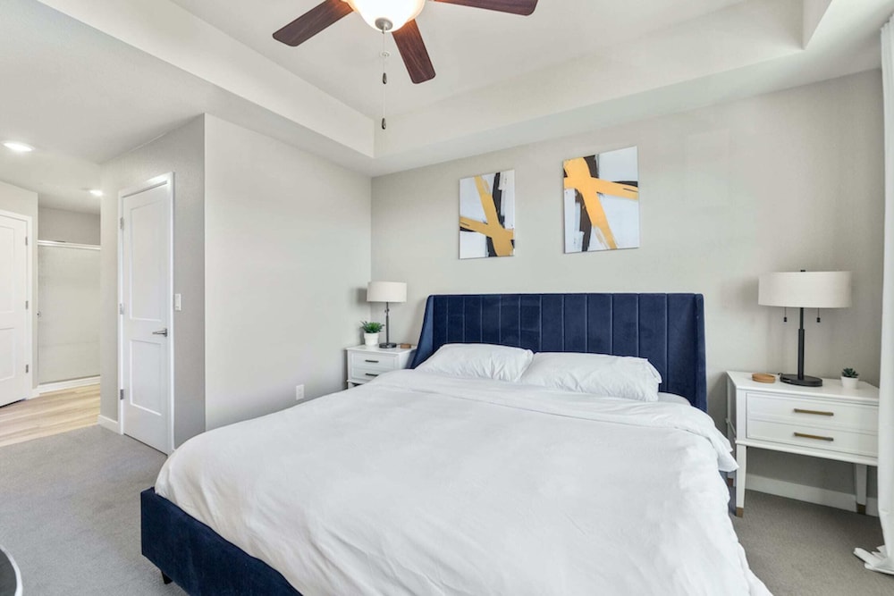 designer apt with jacuzzi pool mountain views