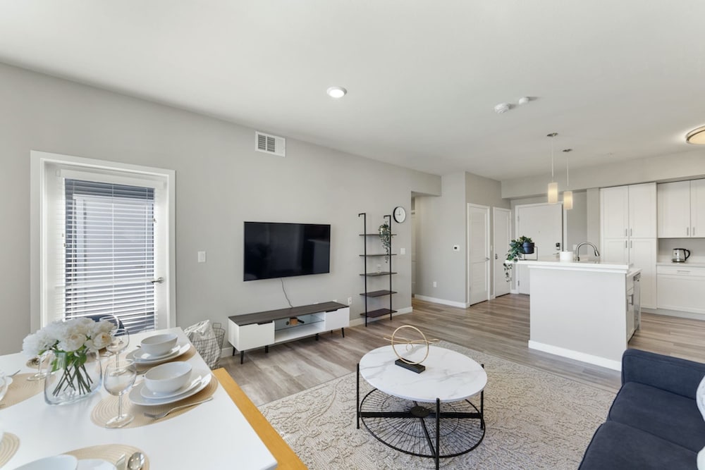 designer apt with jacuzzi pool mountain views