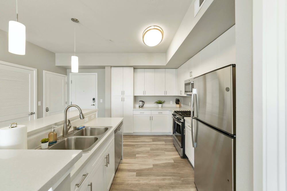 designer apt with jacuzzi pool mountain views