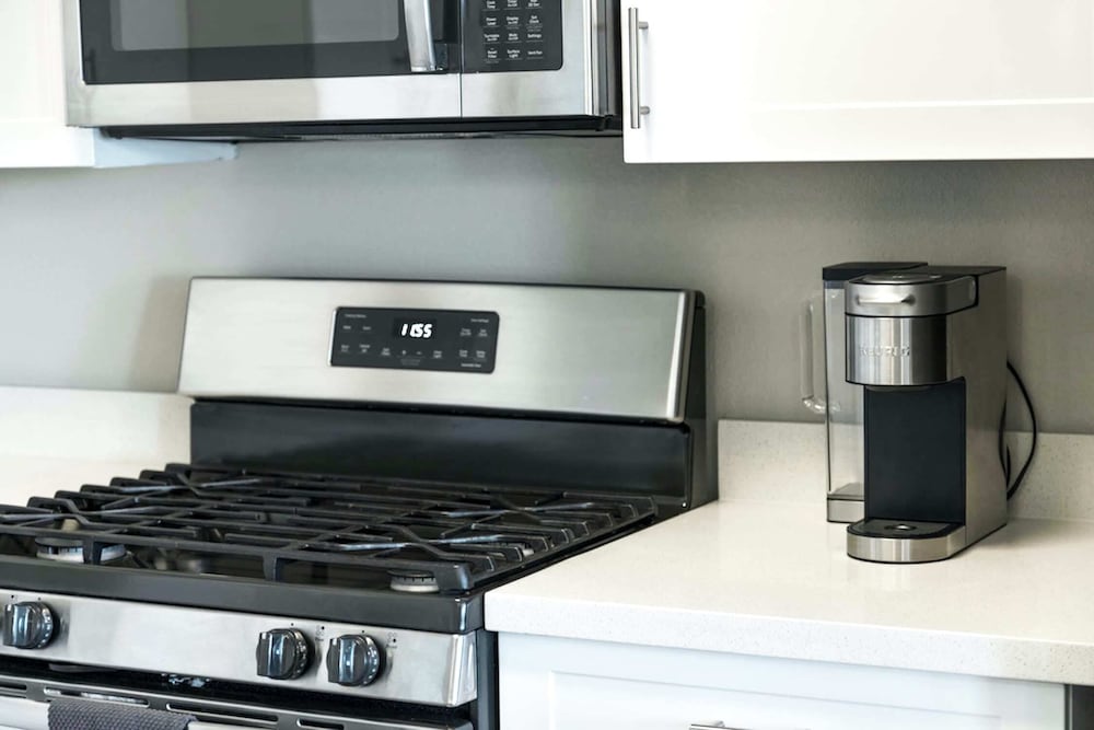 designer apt with jacuzzi pool mountain views