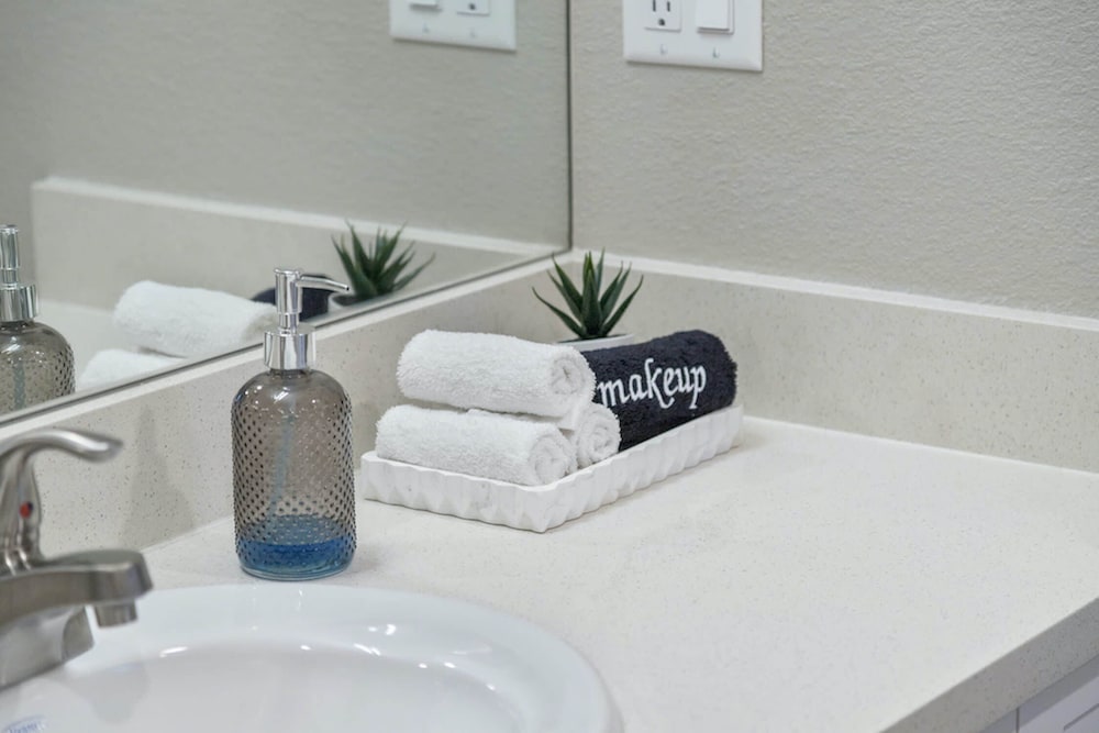 designer apt with jacuzzi pool mountain views