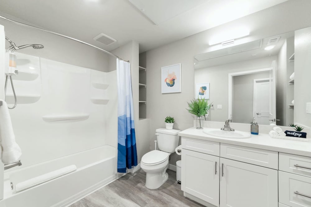 designer apt with jacuzzi pool mountain views