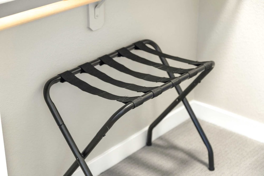 designer apt with jacuzzi pool mountain views