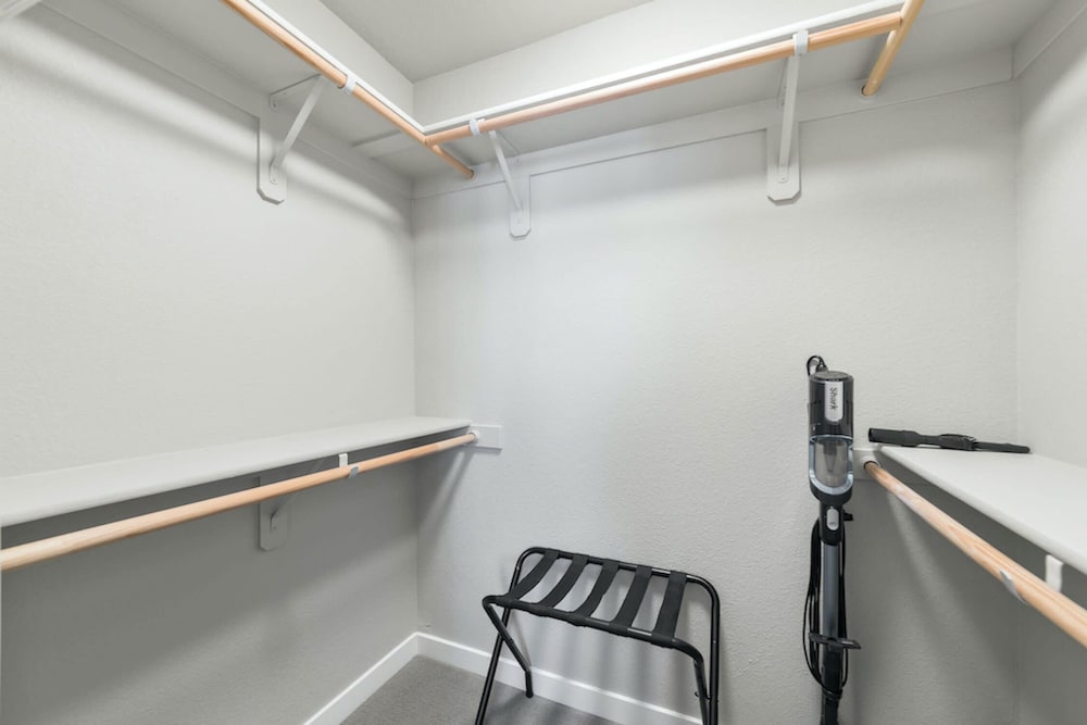 designer apt with jacuzzi pool mountain views