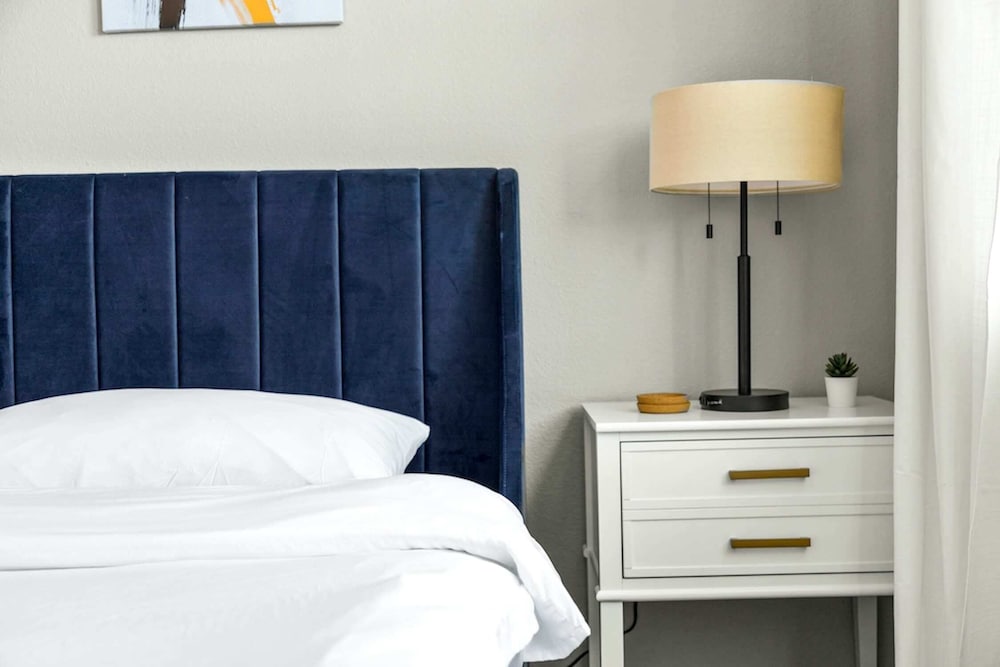 designer apt with jacuzzi pool mountain views