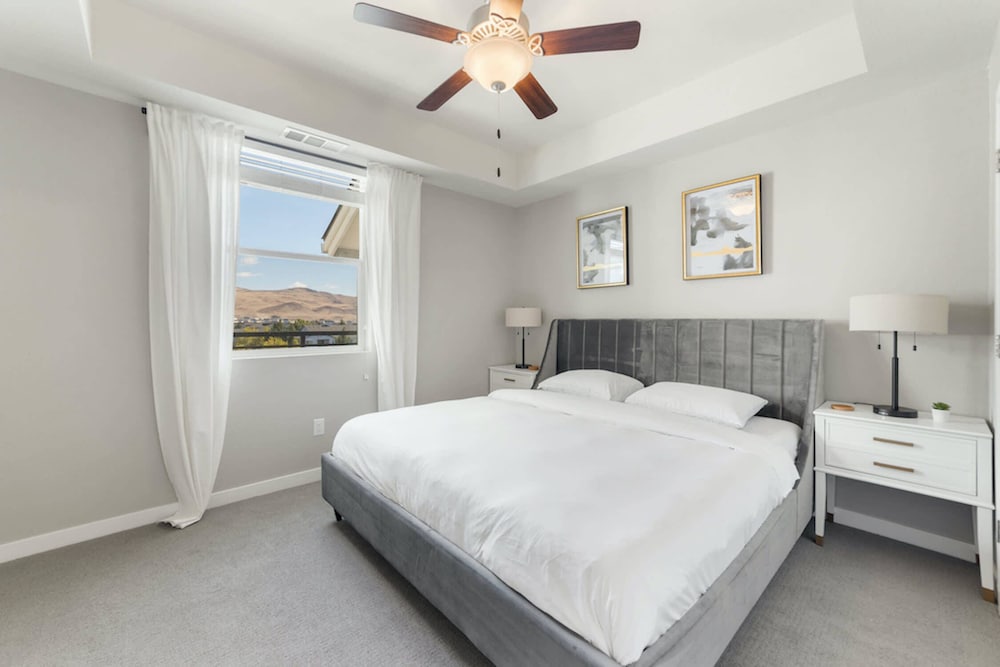 designer apt with jacuzzi pool mountain views