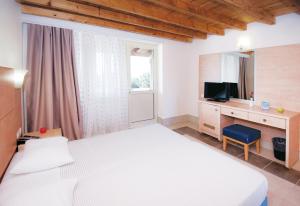 achilleas beach hotel