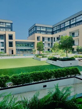 golden breeze suites