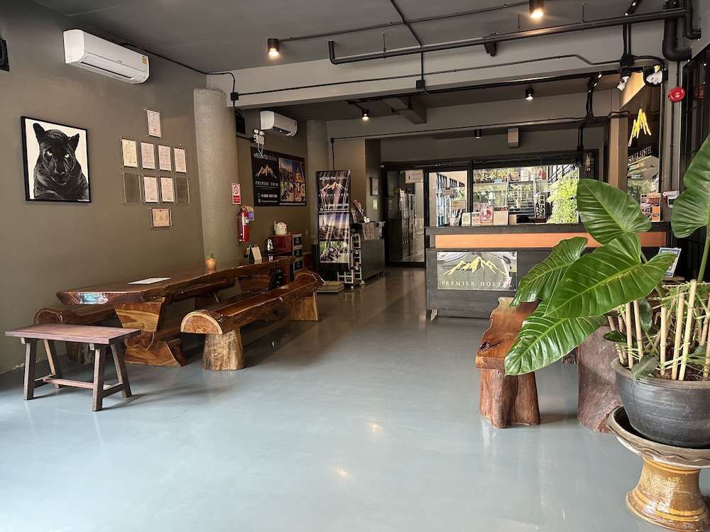 premier hostel chiang mai