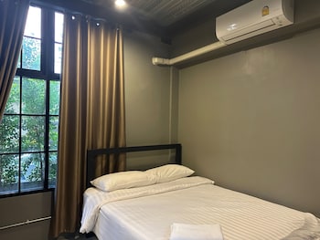 premier hostel chiang mai