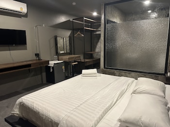 premier hostel chiang mai