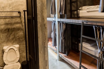 premier hostel chiang mai