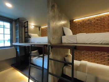 premier hostel chiang mai