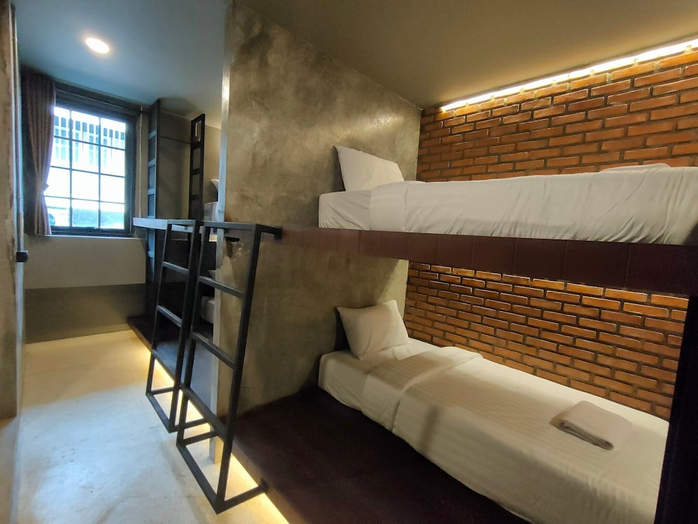 premier hostel chiang mai