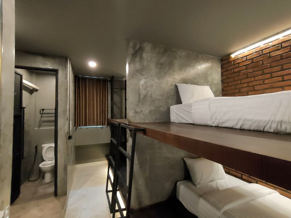 premier hostel chiang mai