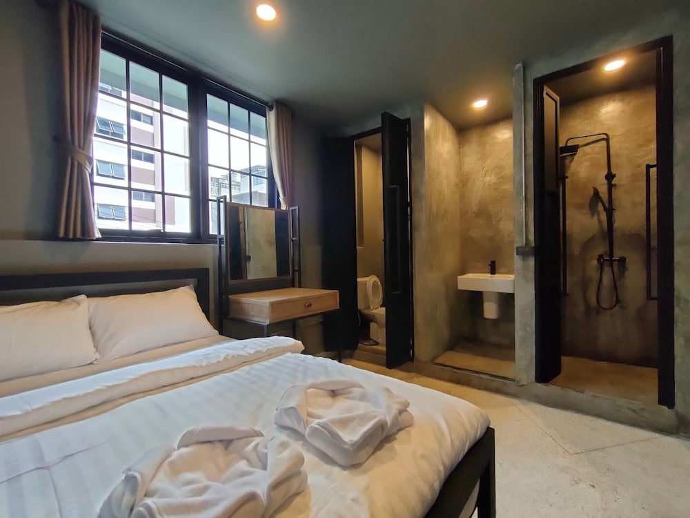 premier hostel chiang mai