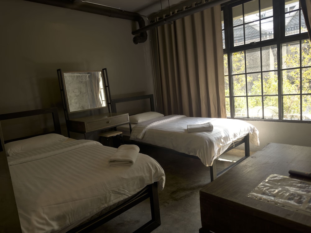 premier hostel chiang mai