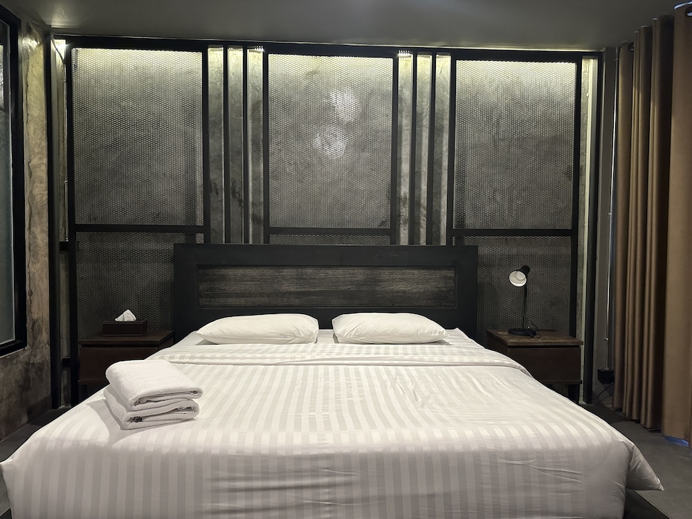 premier hostel chiang mai