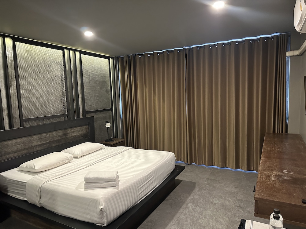 premier hostel chiang mai