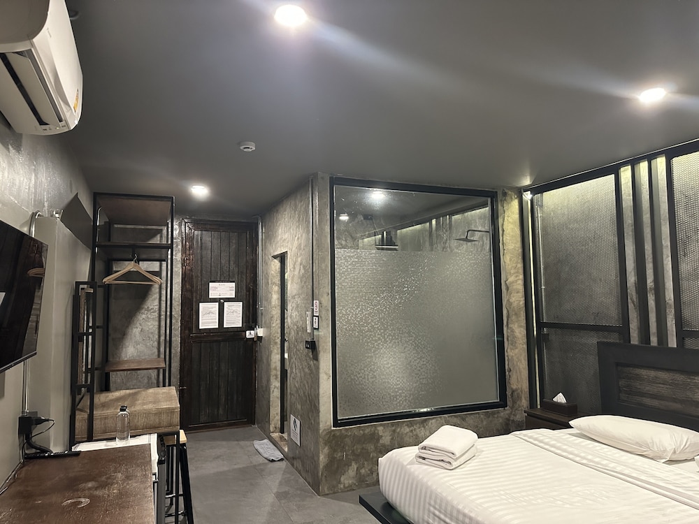 premier hostel chiang mai