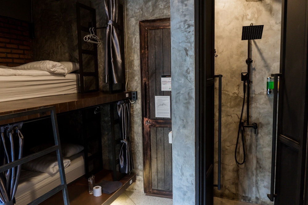 premier hostel chiang mai