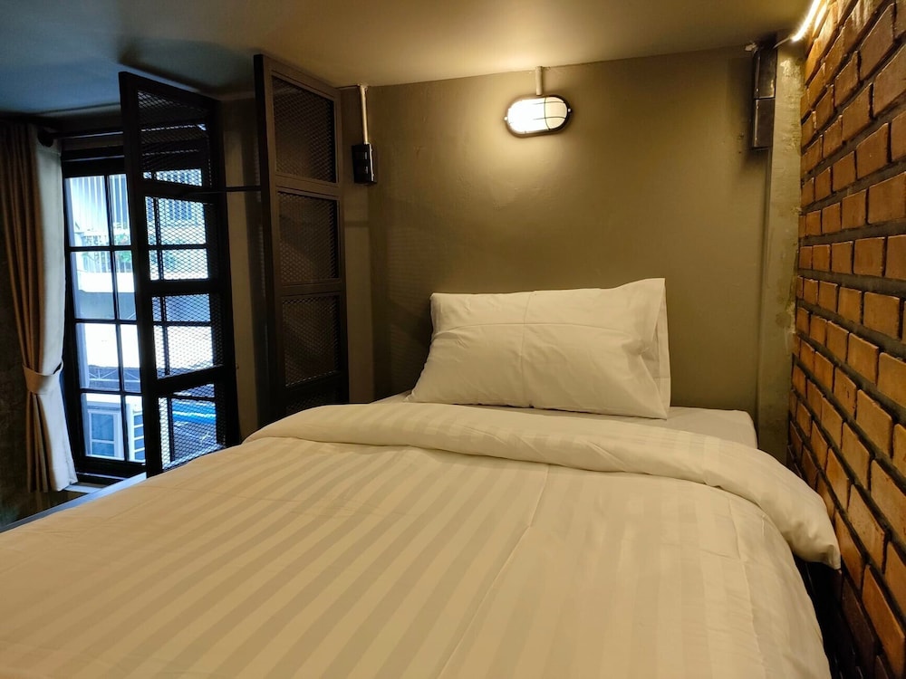 premier hostel chiang mai