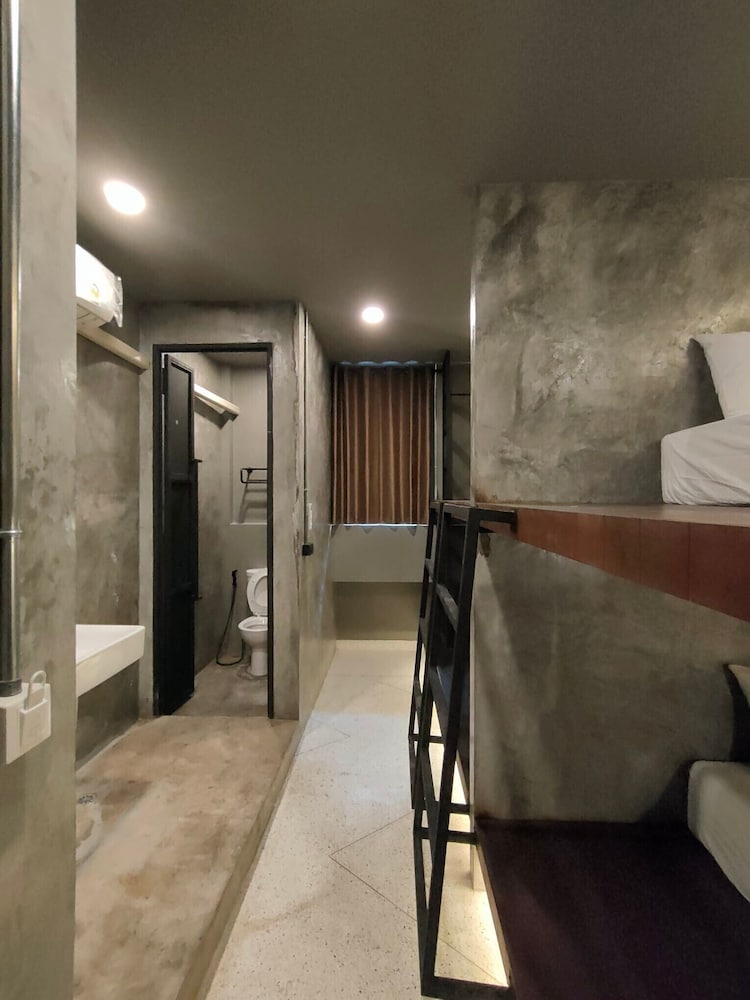 premier hostel chiang mai